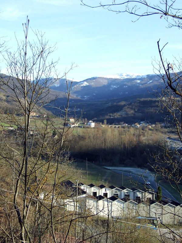 L'alta val Curone e in primo piano il cimitero di Fabbrica Curone