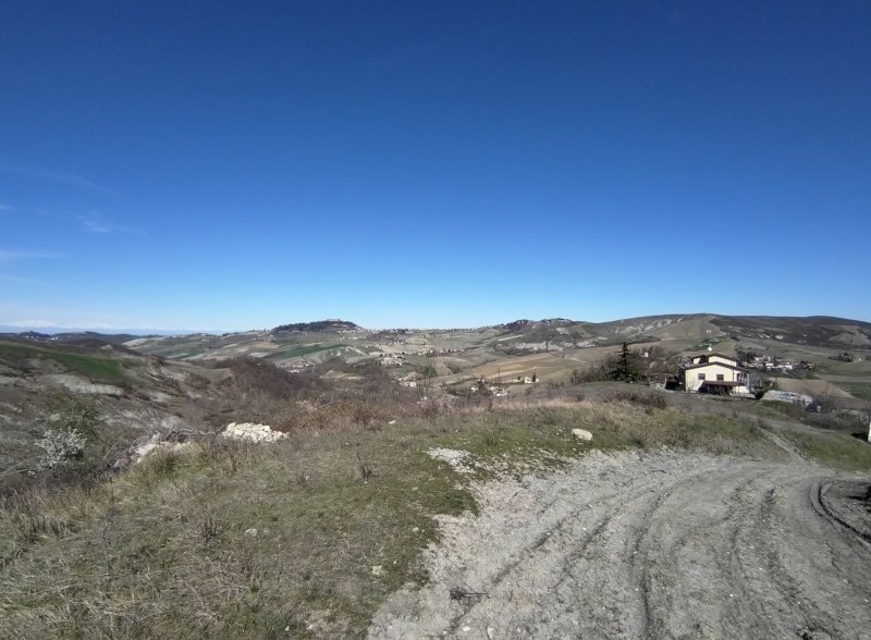 Lasciata Illibardi, sullo sfondo Montalto Pavese e il suo castello