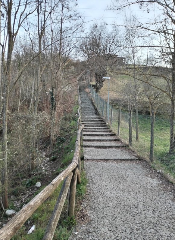 Simpatica scalinata per evitare di fare un pezzo della SS45, andando in albergo