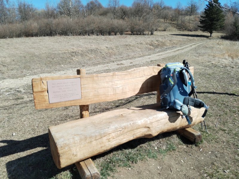 La panca in ricordo del direttore della riserva del monte Alpe