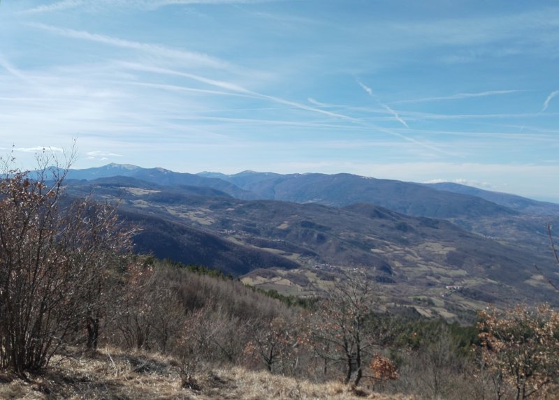 Poco prima di scendere alla statale, i monti della val Staffora e val Borbera
