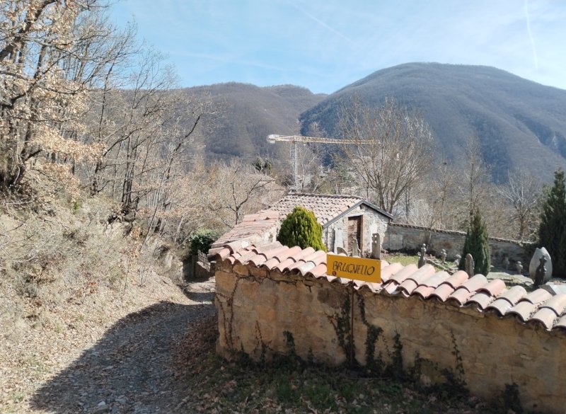 L'entrata in Brugnello, con il cimitero